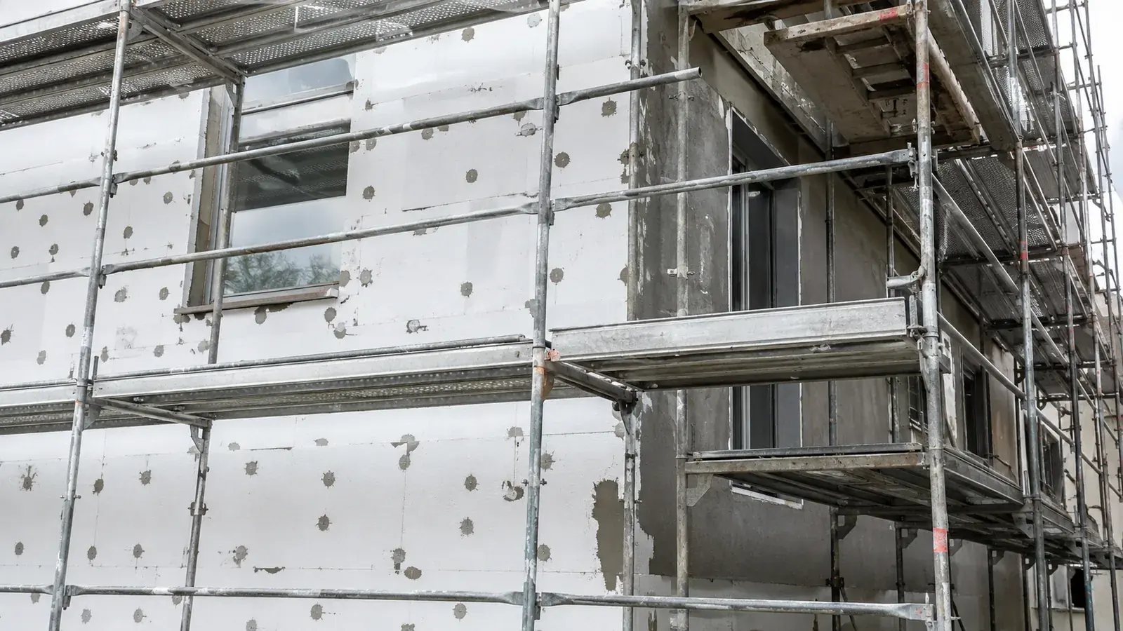 Ponteggio su un condominio con cappotto termico in lavorazione