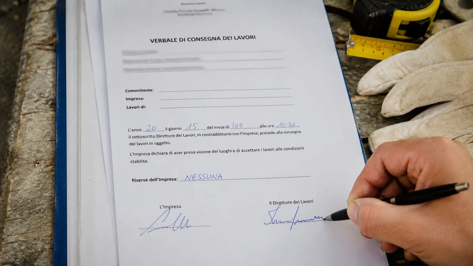 Verbale di consegna dei lavori firmato, in primo piano la riga delle riserve