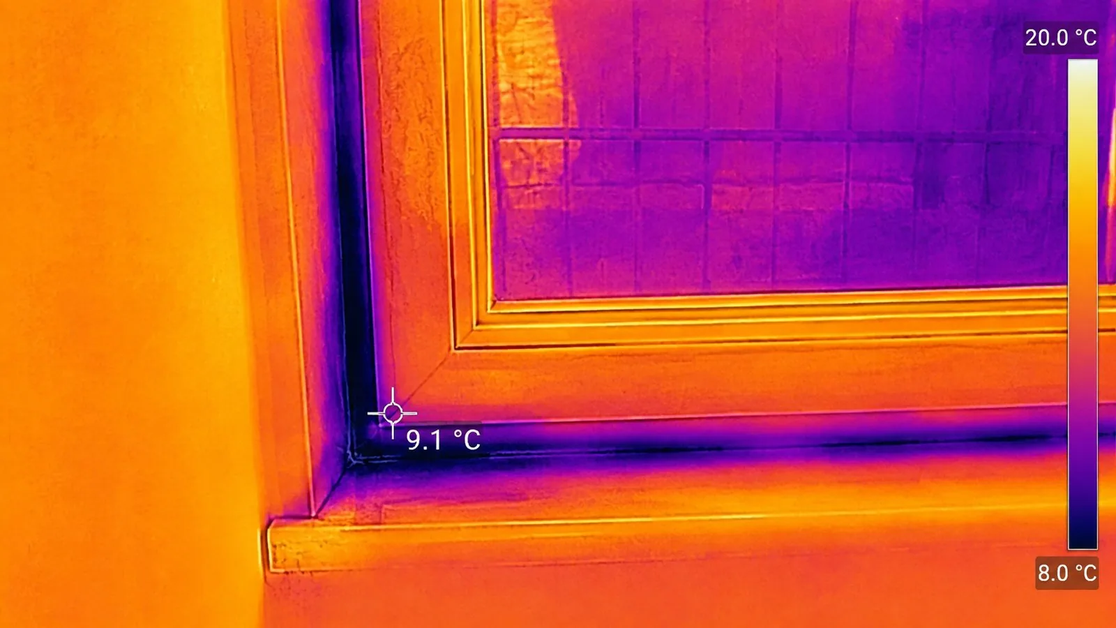 Immagine termografica di una finestra con la fascia fredda continua lungo il perimetro del telaio e l'angolo inferiore in evidenza