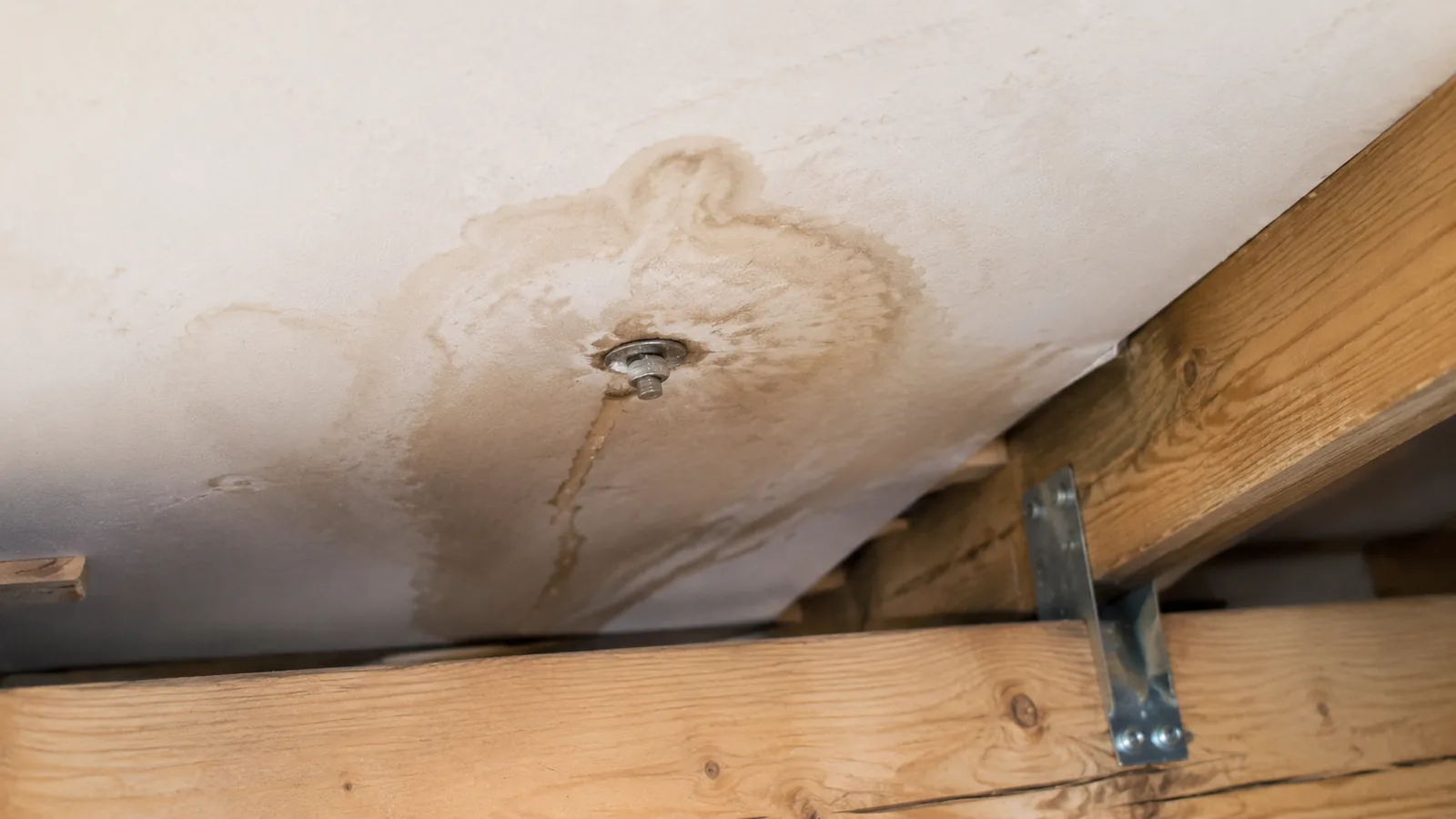 Macchia di infiltrazione sul soffitto della mansarda in corrispondenza dei fissaggi
