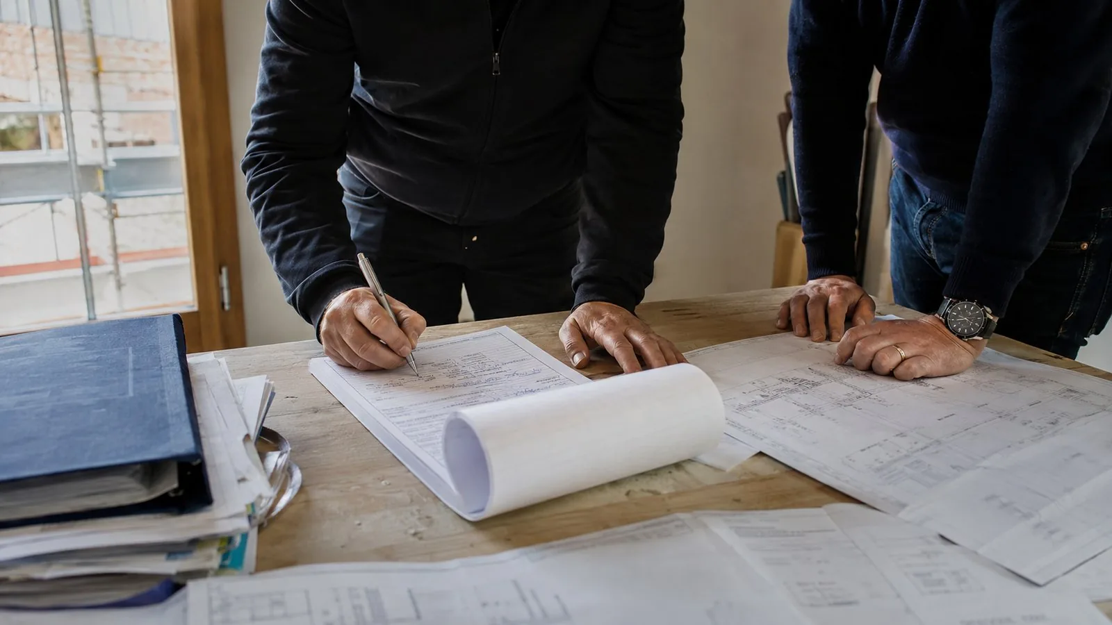 Registro di contabilità di cantiere aperto con la firma dell'impresa e l'annotazione manoscritta con riserva